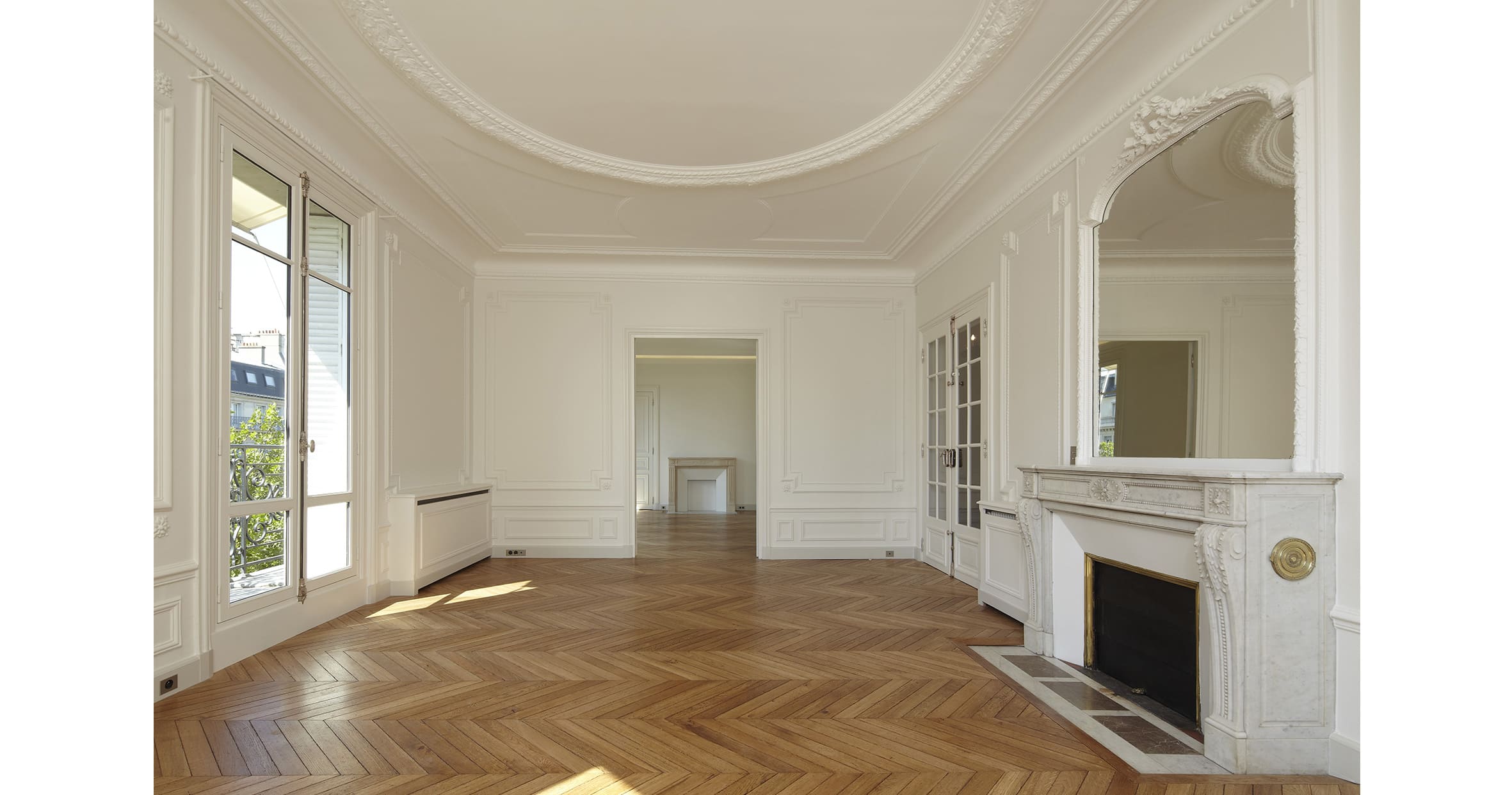 Redistribution des pièces selon les normes de confort actuel d'un appartement classique haussmannien. Eclairage indirect leds à l'intérieur des corniches anciennes du séjour et du salon permettant ainsi la mise en lumière subtile de ces espaces.