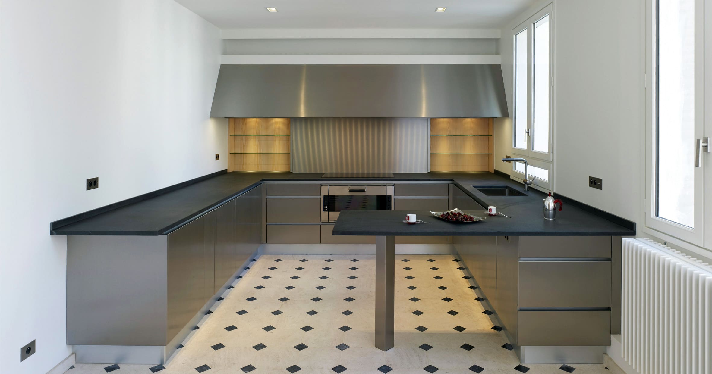 Redistribution des pièces selon les normes de confort actuel d'un appartement classique haussmannien. Eclairage indirect leds à l'intérieur des corniches anciennes du séjour et du salon permettant ainsi la mise en lumière subtile de ces espaces.