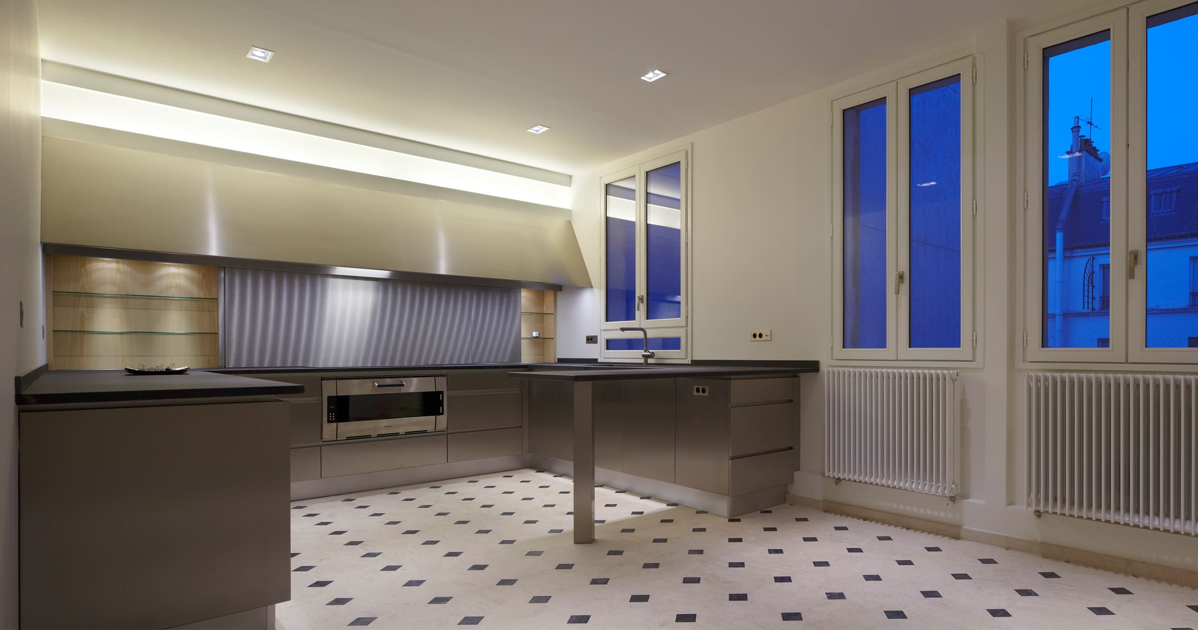 Redistribution des pièces selon les normes de confort actuel d'un appartement classique haussmannien. Eclairage indirect leds à l'intérieur des corniches anciennes du séjour et du salon permettant ainsi la mise en lumière subtile de ces espaces.