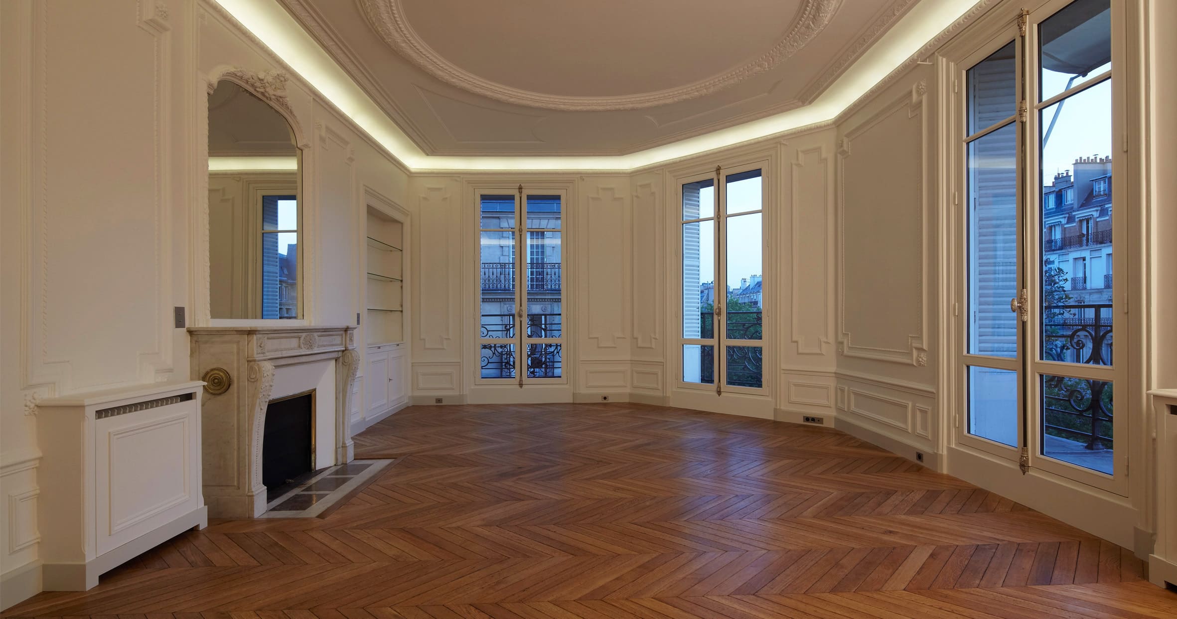 Redistribution des pièces selon les normes de confort actuel d'un appartement classique haussmannien. Eclairage indirect leds à l'intérieur des corniches anciennes du séjour et du salon permettant ainsi la mise en lumière subtile de ces espaces.
