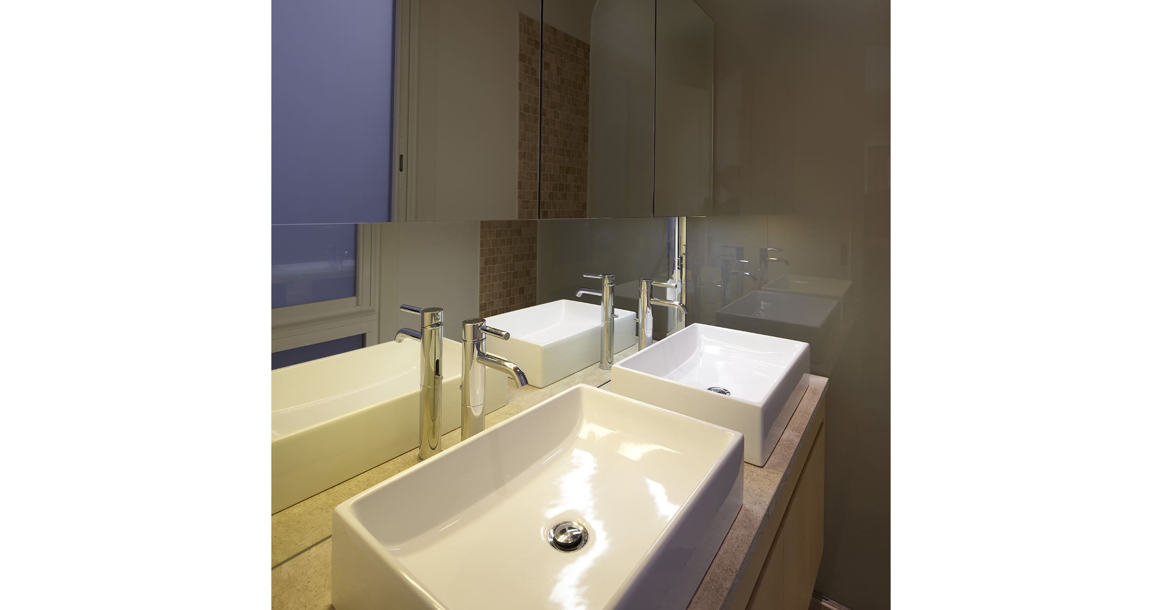 Redistribution des pièces selon les normes de confort actuel d'un appartement classique haussmannien. Eclairage indirect leds à l'intérieur des corniches anciennes du séjour et du salon permettant ainsi la mise en lumière subtile de ces espaces.