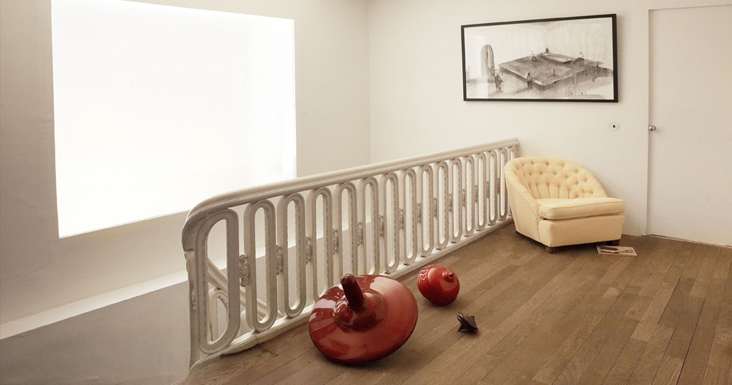 Situé au fond d'une grande cour, cet hôtel particulier classé du début du 19ème siècle, souffrait d'une distribution des pièces exiguë et d'une décoration aux couleurs sobres et chargée de mobilier. Le choix de matériaux naturels (pierre de lave pour le sol, plaquage en Wengé mat pour les portes sur pivots) et la mise en valeur des éléments conservés (escaliers d'accès à l'étage, châssis extérieurs) renforcent la volonté d'un aménagement sobre et minimal, tout en optimisant les volumes de ce lieu étonnant au cœur de Saint-Germain-des-Prés.