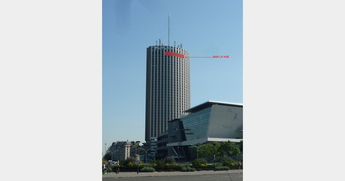 En arrivant au Bar "La Vue", vous pouvez expérimenter deux sensations spatiales opposées et distinctes, qui ne dépendent ni de la décoration ni du mobilier. Tout d'abord, vous pouvez ressentir une sensation de compression en vous déplaçant dans le noyau central du bâtiment, puis, en vous approchant des baies vitrées, vous pouvez éprouver un sentiment d'ouverture et d'expansion. Le design cherche à créer une interface architecturale qui transforme cette opposition en une expérience sensorielle enrichissante. Le sol et le plafond sont conçus pour faciliter l'expression et la perception de ces conditions. En effet, trois marches en contrebas du niveau d'accès principal, associées à trois plans de plafond qui se dilatent, augmentent l'angle de perception et créent une sorte d'image de kaléidoscope.