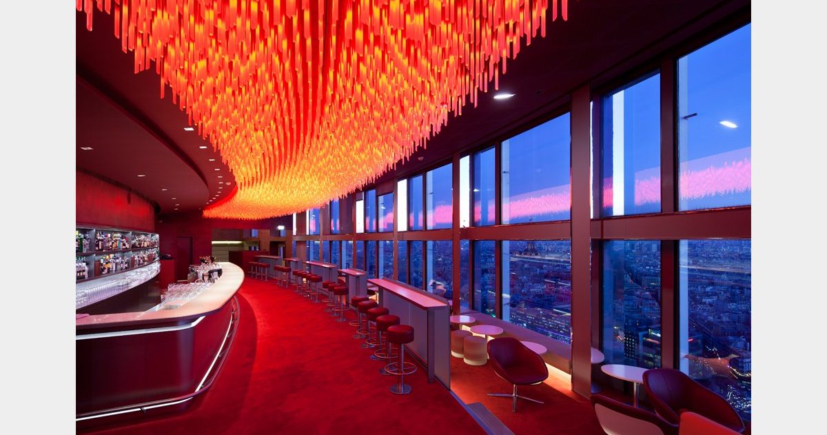 En arrivant au Bar "La Vue", vous pouvez expérimenter deux sensations spatiales opposées et distinctes, qui ne dépendent ni de la décoration ni du mobilier. Tout d'abord, vous pouvez ressentir une sensation de compression en vous déplaçant dans le noyau central du bâtiment, puis, en vous approchant des baies vitrées, vous pouvez éprouver un sentiment d'ouverture et d'expansion. Le design cherche à créer une interface architecturale qui transforme cette opposition en une expérience sensorielle enrichissante. Le sol et le plafond sont conçus pour faciliter l'expression et la perception de ces conditions. En effet, trois marches en contrebas du niveau d'accès principal, associées à trois plans de plafond qui se dilatent, augmentent l'angle de perception et créent une sorte d'image de kaléidoscope.