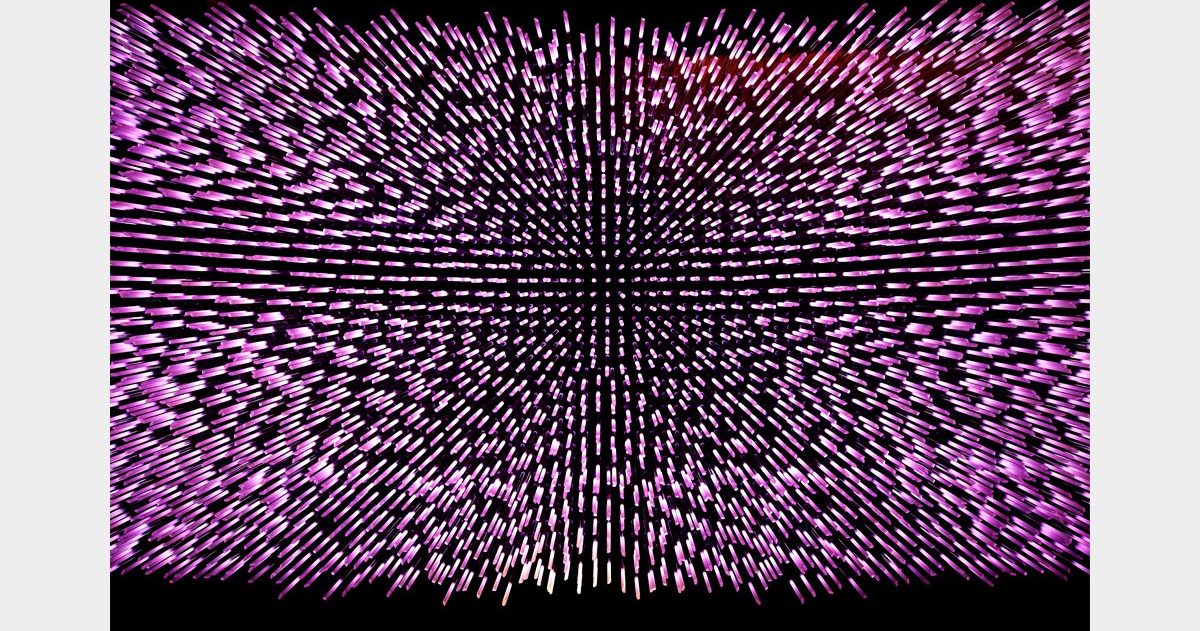 En arrivant au Bar "La Vue", vous pouvez expérimenter deux sensations spatiales opposées et distinctes, qui ne dépendent ni de la décoration ni du mobilier. Tout d'abord, vous pouvez ressentir une sensation de compression en vous déplaçant dans le noyau central du bâtiment, puis, en vous approchant des baies vitrées, vous pouvez éprouver un sentiment d'ouverture et d'expansion. Le design cherche à créer une interface architecturale qui transforme cette opposition en une expérience sensorielle enrichissante. Le sol et le plafond sont conçus pour faciliter l'expression et la perception de ces conditions. En effet, trois marches en contrebas du niveau d'accès principal, associées à trois plans de plafond qui se dilatent, augmentent l'angle de perception et créent une sorte d'image de kaléidoscope.