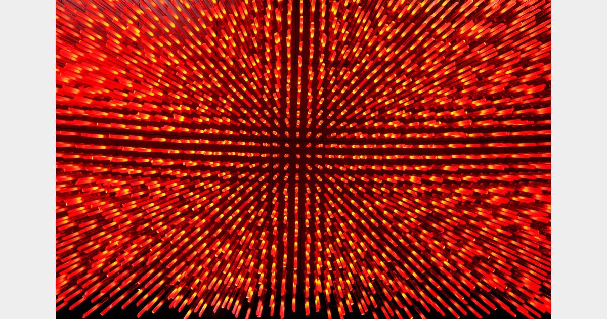 En arrivant au Bar "La Vue", vous pouvez expérimenter deux sensations spatiales opposées et distinctes, qui ne dépendent ni de la décoration ni du mobilier. Tout d'abord, vous pouvez ressentir une sensation de compression en vous déplaçant dans le noyau central du bâtiment, puis, en vous approchant des baies vitrées, vous pouvez éprouver un sentiment d'ouverture et d'expansion. Le design cherche à créer une interface architecturale qui transforme cette opposition en une expérience sensorielle enrichissante. Le sol et le plafond sont conçus pour faciliter l'expression et la perception de ces conditions. En effet, trois marches en contrebas du niveau d'accès principal, associées à trois plans de plafond qui se dilatent, augmentent l'angle de perception et créent une sorte d'image de kaléidoscope.