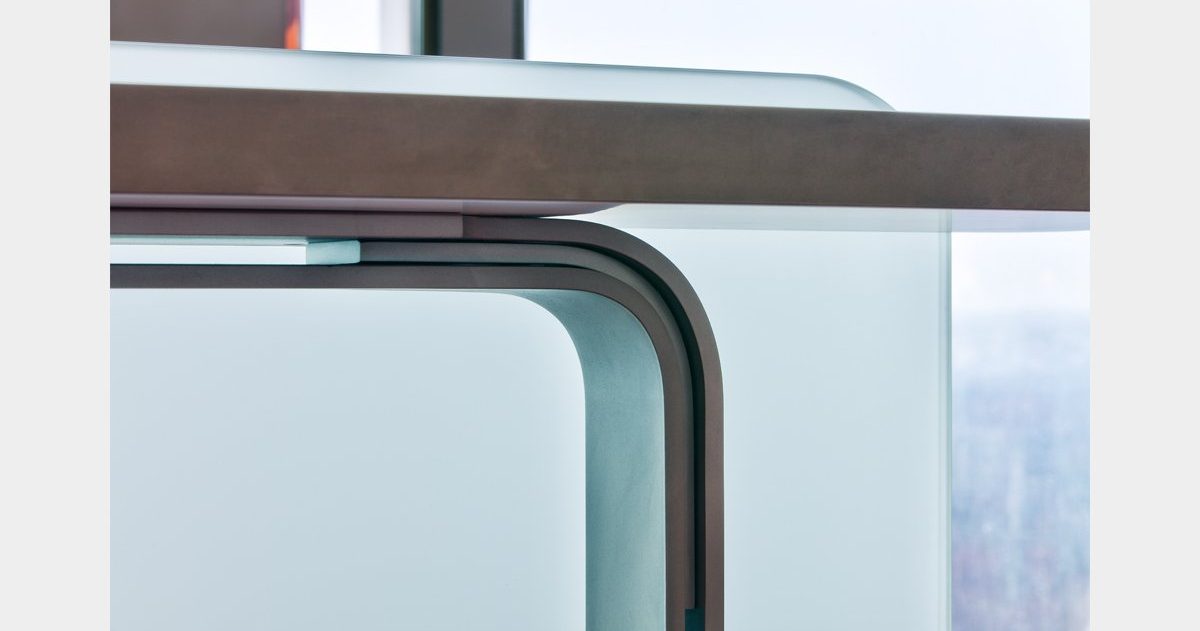 En arrivant au Bar "La Vue", vous pouvez expérimenter deux sensations spatiales opposées et distinctes, qui ne dépendent ni de la décoration ni du mobilier. Tout d'abord, vous pouvez ressentir une sensation de compression en vous déplaçant dans le noyau central du bâtiment, puis, en vous approchant des baies vitrées, vous pouvez éprouver un sentiment d'ouverture et d'expansion. Le design cherche à créer une interface architecturale qui transforme cette opposition en une expérience sensorielle enrichissante. Le sol et le plafond sont conçus pour faciliter l'expression et la perception de ces conditions. En effet, trois marches en contrebas du niveau d'accès principal, associées à trois plans de plafond qui se dilatent, augmentent l'angle de perception et créent une sorte d'image de kaléidoscope.