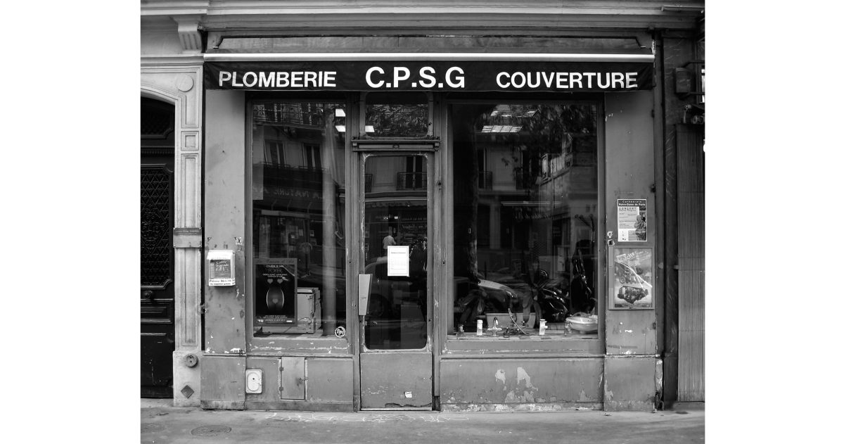 Rénovation complète du local et mise en place de l'identité visuelle en accord avec l'activité de la société. La mise en oeuvre d'un faux plafond lumineux cintré permet une visibilité exceptionnelle du show-room depuis le boulevard de jour comme de nuit.