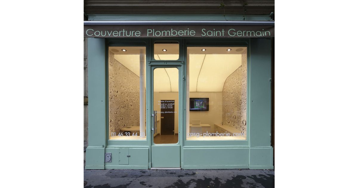 Rénovation complète du local et mise en place de l'identité visuelle en accord avec l'activité de la société. La mise en oeuvre d'un faux plafond lumineux cintré permet une visibilité exceptionnelle du show-room depuis le boulevard de jour comme de nuit.