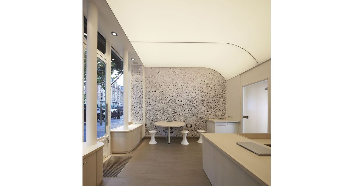 Rénovation complète du local et mise en place de l'identité visuelle en accord avec l'activité de la société. La mise en oeuvre d'un faux plafond lumineux cintré permet une visibilité exceptionnelle du show-room depuis le boulevard de jour comme de nuit.