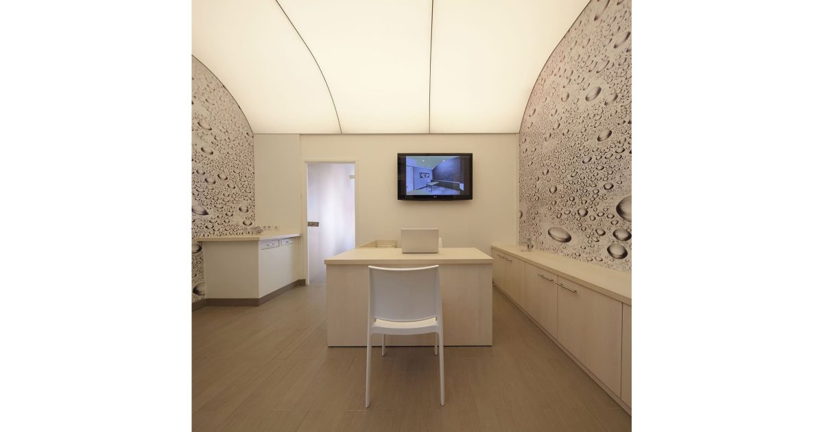 Rénovation complète du local et mise en place de l'identité visuelle en accord avec l'activité de la société. La mise en oeuvre d'un faux plafond lumineux cintré permet une visibilité exceptionnelle du show-room depuis le boulevard de jour comme de nuit.