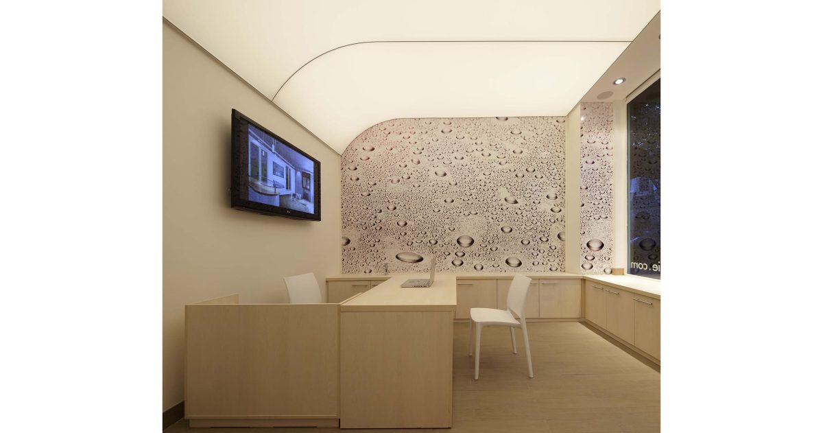 Rénovation complète du local et mise en place de l'identité visuelle en accord avec l'activité de la société. La mise en oeuvre d'un faux plafond lumineux cintré permet une visibilité exceptionnelle du show-room depuis le boulevard de jour comme de nuit.