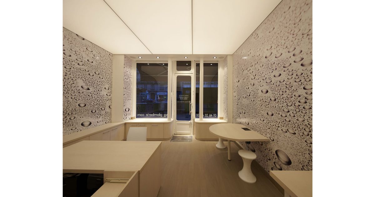 Rénovation complète du local et mise en place de l'identité visuelle en accord avec l'activité de la société. La mise en oeuvre d'un faux plafond lumineux cintré permet une visibilité exceptionnelle du show-room depuis le boulevard de jour comme de nuit.