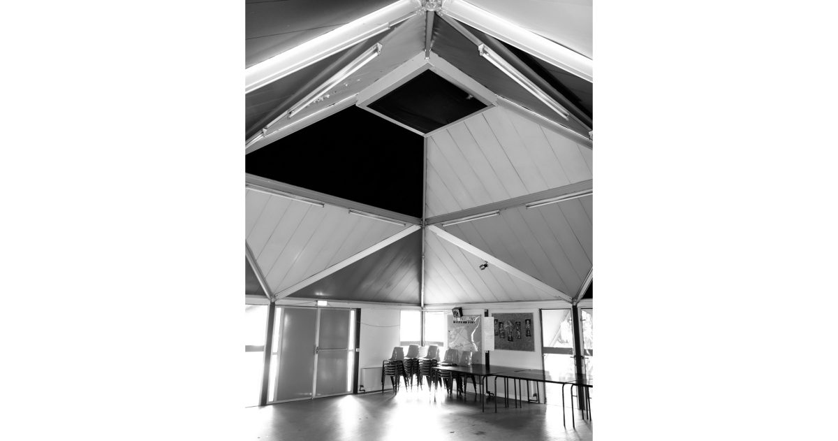 Rénovation complète du local et mise en place de l'identité visuelle en accord avec l'activité de la société. La mise en oeuvre d'un faux plafond lumineux cintré permet une visibilité exceptionnelle du show-room depuis le boulevard de jour comme de nuit.