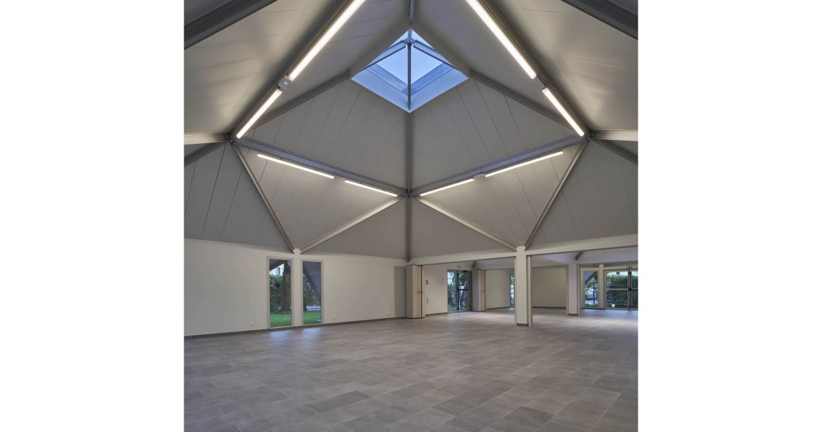 Rénovation complète du local et mise en place de l'identité visuelle en accord avec l'activité de la société. La mise en oeuvre d'un faux plafond lumineux cintré permet une visibilité exceptionnelle du show-room depuis le boulevard de jour comme de nuit.