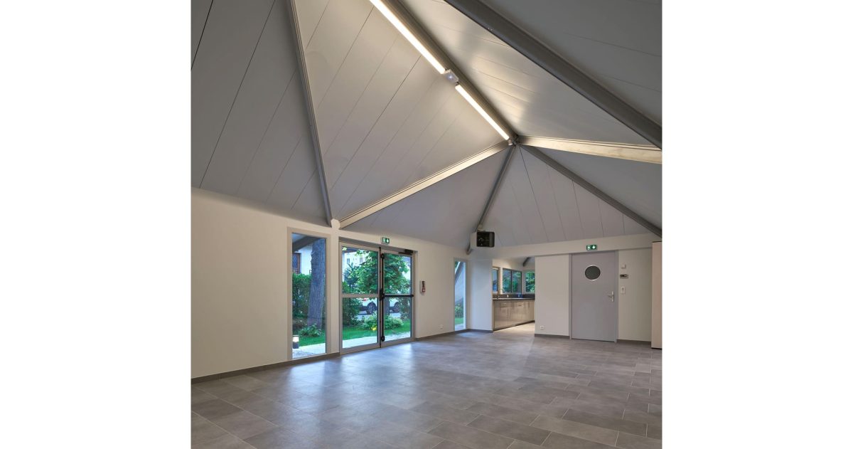 Rénovation complète du local et mise en place de l'identité visuelle en accord avec l'activité de la société. La mise en oeuvre d'un faux plafond lumineux cintré permet une visibilité exceptionnelle du show-room depuis le boulevard de jour comme de nuit.