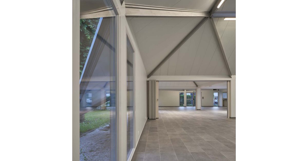 Rénovation complète du local et mise en place de l'identité visuelle en accord avec l'activité de la société. La mise en oeuvre d'un faux plafond lumineux cintré permet une visibilité exceptionnelle du show-room depuis le boulevard de jour comme de nuit.