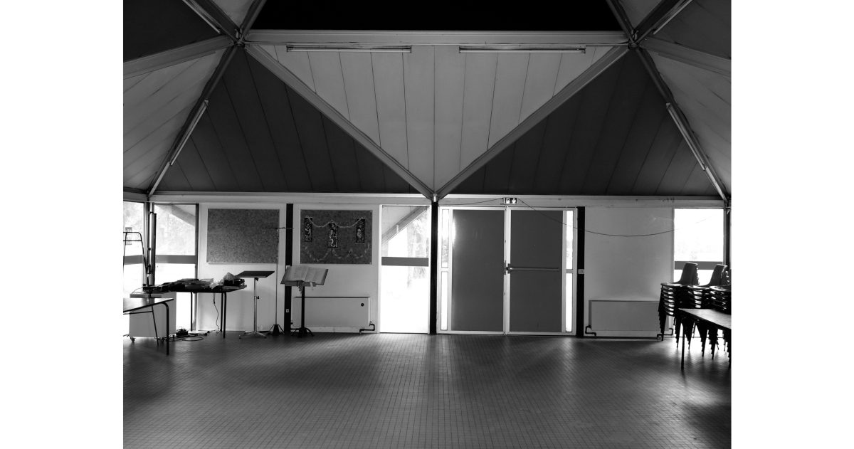 Rénovation complète du local et mise en place de l'identité visuelle en accord avec l'activité de la société. La mise en oeuvre d'un faux plafond lumineux cintré permet une visibilité exceptionnelle du show-room depuis le boulevard de jour comme de nuit.