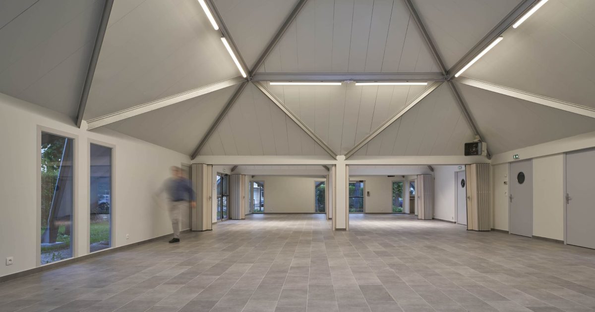 Rénovation complète du local et mise en place de l'identité visuelle en accord avec l'activité de la société. La mise en oeuvre d'un faux plafond lumineux cintré permet une visibilité exceptionnelle du show-room depuis le boulevard de jour comme de nuit.