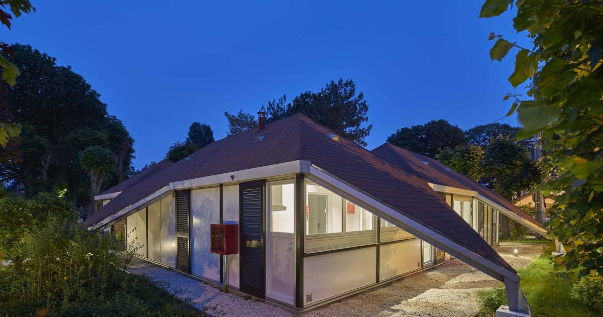 Rénovation complète du local et mise en place de l'identité visuelle en accord avec l'activité de la société. La mise en oeuvre d'un faux plafond lumineux cintré permet une visibilité exceptionnelle du show-room depuis le boulevard de jour comme de nuit.