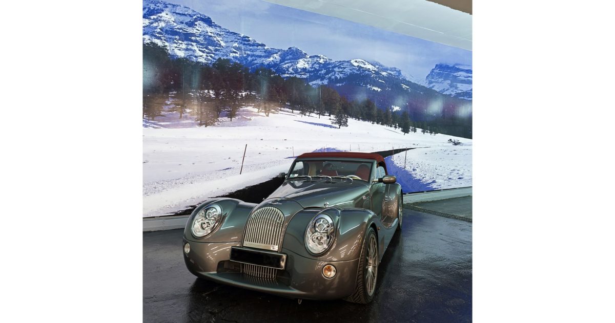 Le plafond noir mat et le balisage fluorescent apportent un effet cinétique à ce lieu de présentation de véhicules haut de gamme. Les impressions numériques haute définition à thèmes variés "forest", "mountain" et "summer bridge" évoquent l'évasion. Les marquages au sol damier et bandes alternées accentuent l’image sportive de ce lieu automobile.