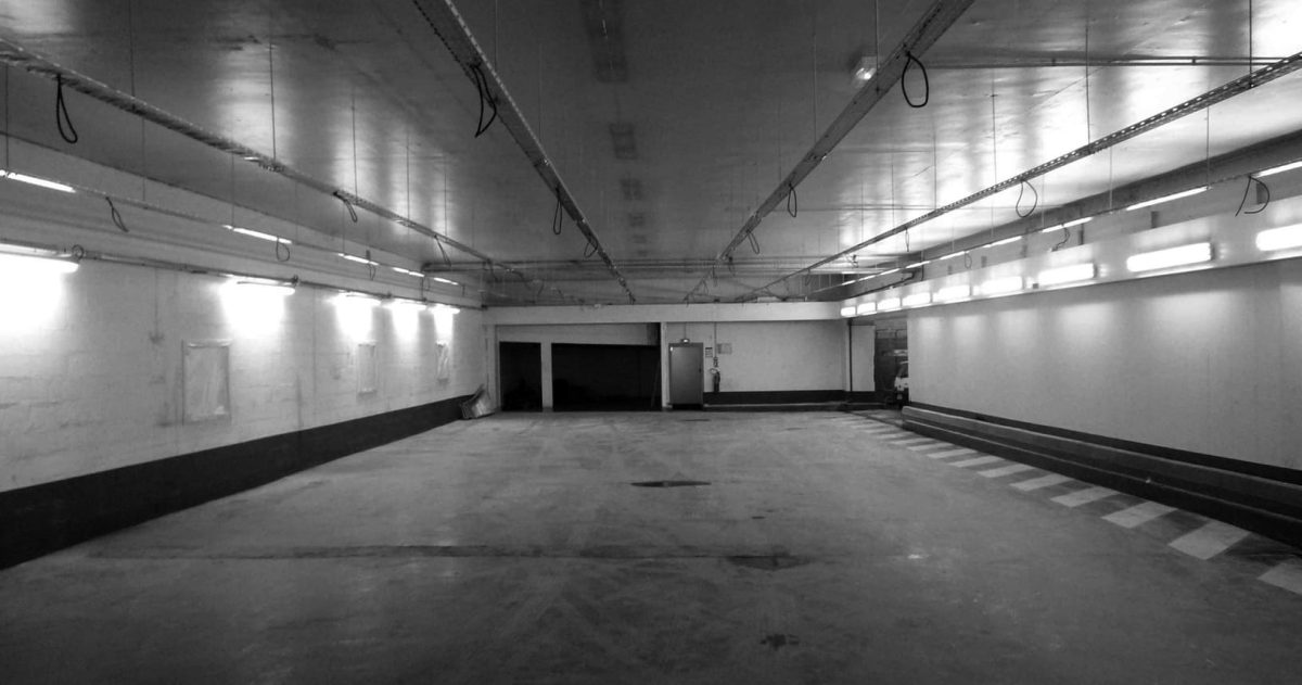 Le plafond noir mat et le balisage fluorescent apportent un effet cinétique à ce lieu de présentation de véhicules haut de gamme. Les impressions numériques haute définition à thèmes variés "forest", "mountain" et "summer bridge" évoquent l'évasion. Les marquages au sol damier et bandes alternées accentuent l’image sportive de ce lieu automobile.