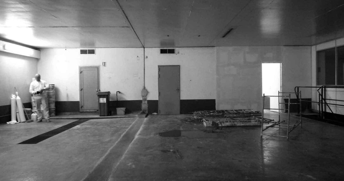 Le plafond noir mat et le balisage fluorescent apportent un effet cinétique à ce lieu de présentation de véhicules haut de gamme. Les impressions numériques haute définition à thèmes variés "forest", "mountain" et "summer bridge" évoquent l'évasion. Les marquages au sol damier et bandes alternées accentuent l’image sportive de ce lieu automobile.