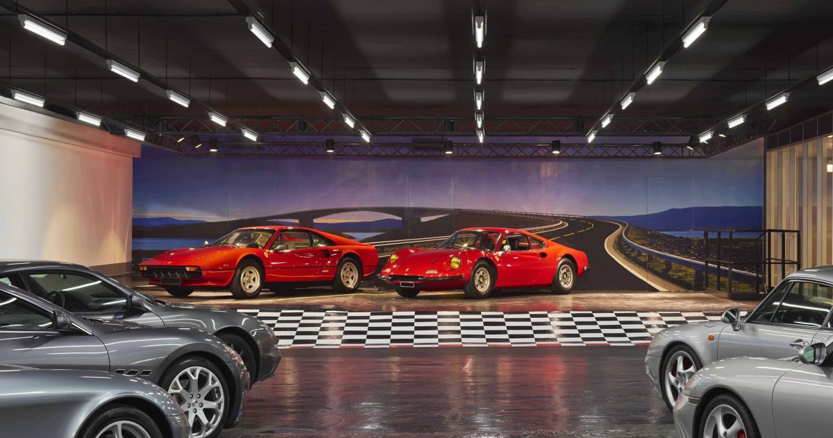 Le plafond noir mat et le balisage fluorescent apportent un effet cinétique à ce lieu de présentation de véhicules haut de gamme. Les impressions numériques haute définition à thèmes variés "forest", "mountain" et "summer bridge" évoquent l'évasion. Les marquages au sol damier et bandes alternées accentuent l’image sportive de ce lieu automobile.