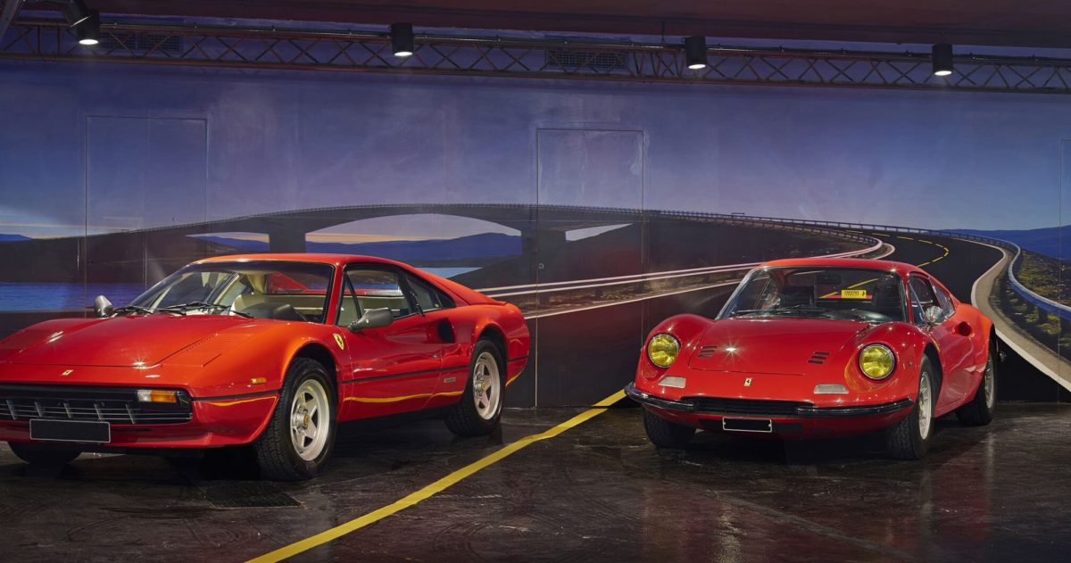 Le plafond noir mat et le balisage fluorescent apportent un effet cinétique à ce lieu de présentation de véhicules haut de gamme. Les impressions numériques haute définition à thèmes variés "forest", "mountain" et "summer bridge" évoquent l'évasion. Les marquages au sol damier et bandes alternées accentuent l’image sportive de ce lieu automobile.