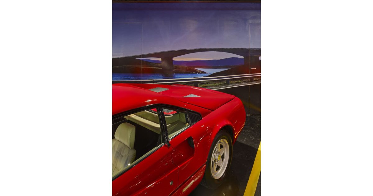 Le plafond noir mat et le balisage fluorescent apportent un effet cinétique à ce lieu de présentation de véhicules haut de gamme. Les impressions numériques haute définition à thèmes variés "forest", "mountain" et "summer bridge" évoquent l'évasion. Les marquages au sol damier et bandes alternées accentuent l’image sportive de ce lieu automobile.