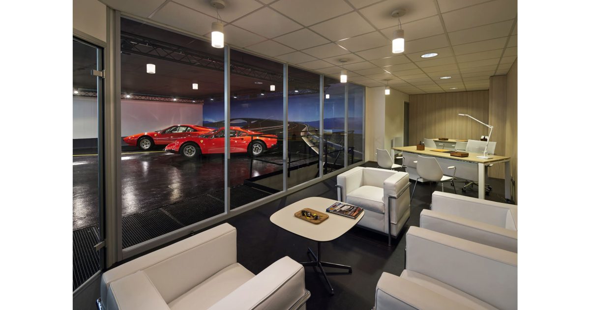Le plafond noir mat et le balisage fluorescent apportent un effet cinétique à ce lieu de présentation de véhicules haut de gamme. Les impressions numériques haute définition à thèmes variés "forest", "mountain" et "summer bridge" évoquent l'évasion. Les marquages au sol damier et bandes alternées accentuent l’image sportive de ce lieu automobile.