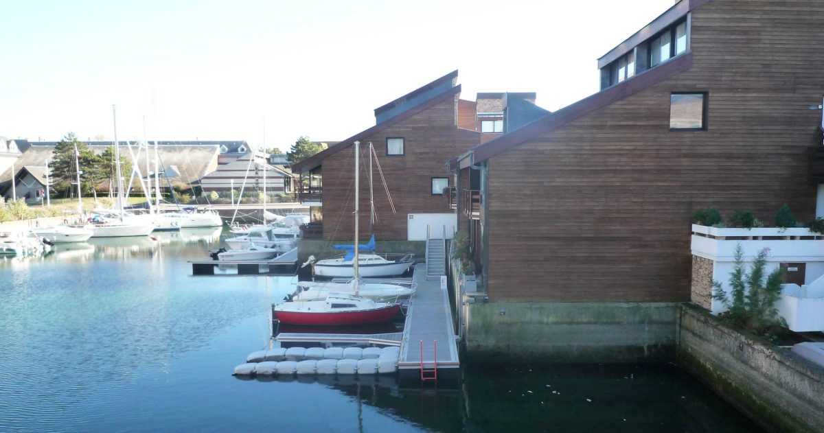 Rénovation complète d'un appartement triplex situé dans les marinas de Deauville. Le réaménagement des pièces a permis l’optimisation des volumes (cuisine ouverte, séjour donnant sur la mer, chambres et pièces humides). Le traitement des espaces par des matériaux simples (bois naturel brut au sol, calepinage damier) comme le choix de teintes claires font de ce lieu un endroit propice à la détente.