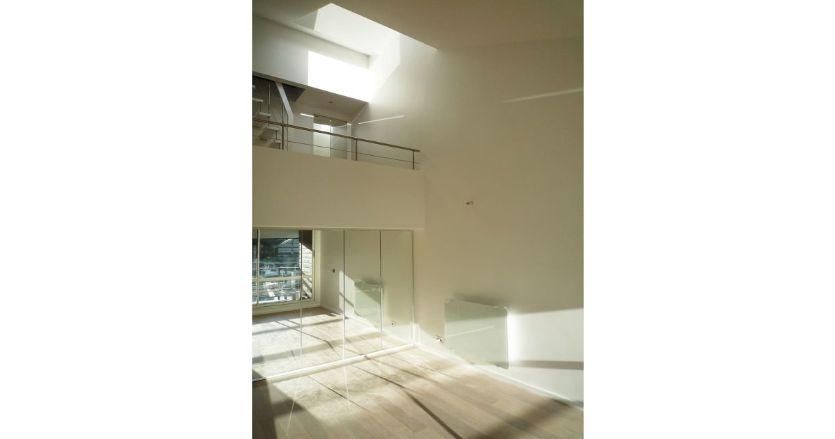 Rénovation complète d'un appartement triplex situé dans les marinas de Deauville. Le réaménagement des pièces a permis l’optimisation des volumes (cuisine ouverte, séjour donnant sur la mer, chambres et pièces humides). Le traitement des espaces par des matériaux simples (bois naturel brut au sol, calepinage damier) comme le choix de teintes claires font de ce lieu un endroit propice à la détente.