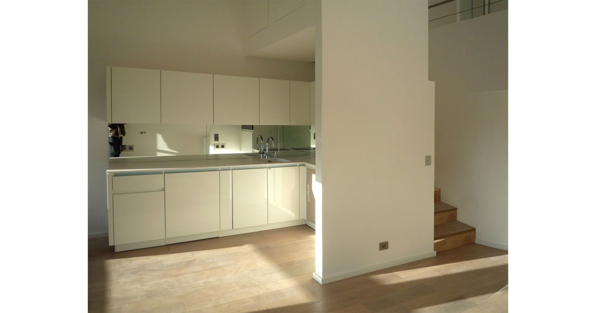 Rénovation complète d'un appartement triplex situé dans les marinas de Deauville. Le réaménagement des pièces a permis l’optimisation des volumes (cuisine ouverte, séjour donnant sur la mer, chambres et pièces humides). Le traitement des espaces par des matériaux simples (bois naturel brut au sol, calepinage damier) comme le choix de teintes claires font de ce lieu un endroit propice à la détente.