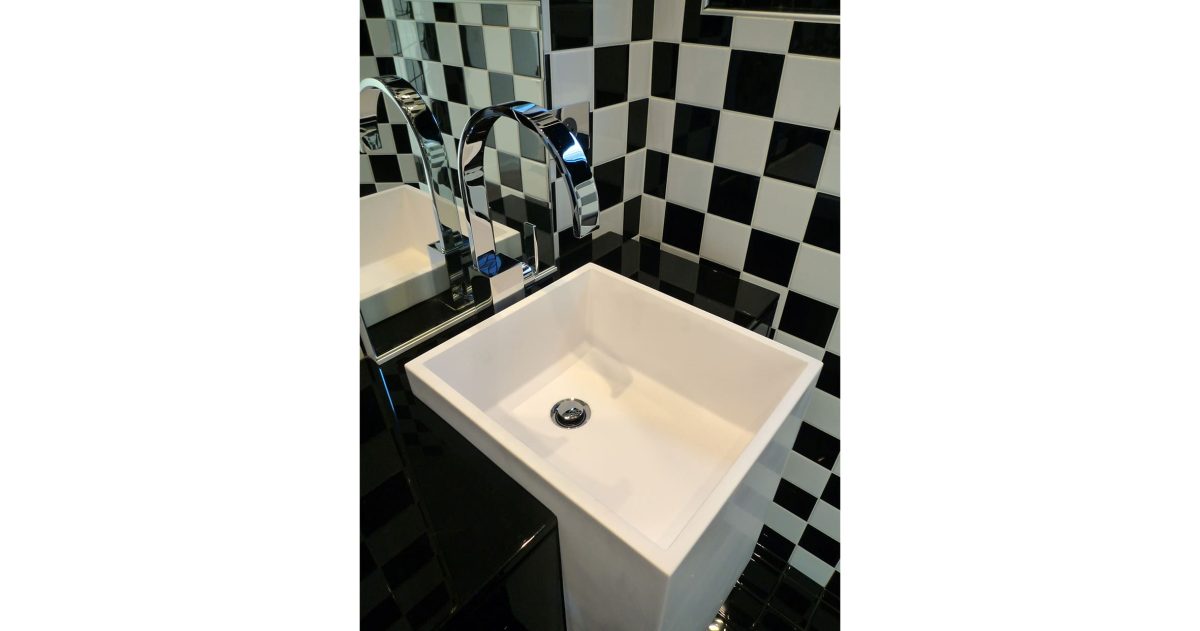 Rénovation complète d'un appartement triplex situé dans les marinas de Deauville. Le réaménagement des pièces a permis l’optimisation des volumes (cuisine ouverte, séjour donnant sur la mer, chambres et pièces humides). Le traitement des espaces par des matériaux simples (bois naturel brut au sol, calepinage damier) comme le choix de teintes claires font de ce lieu un endroit propice à la détente.