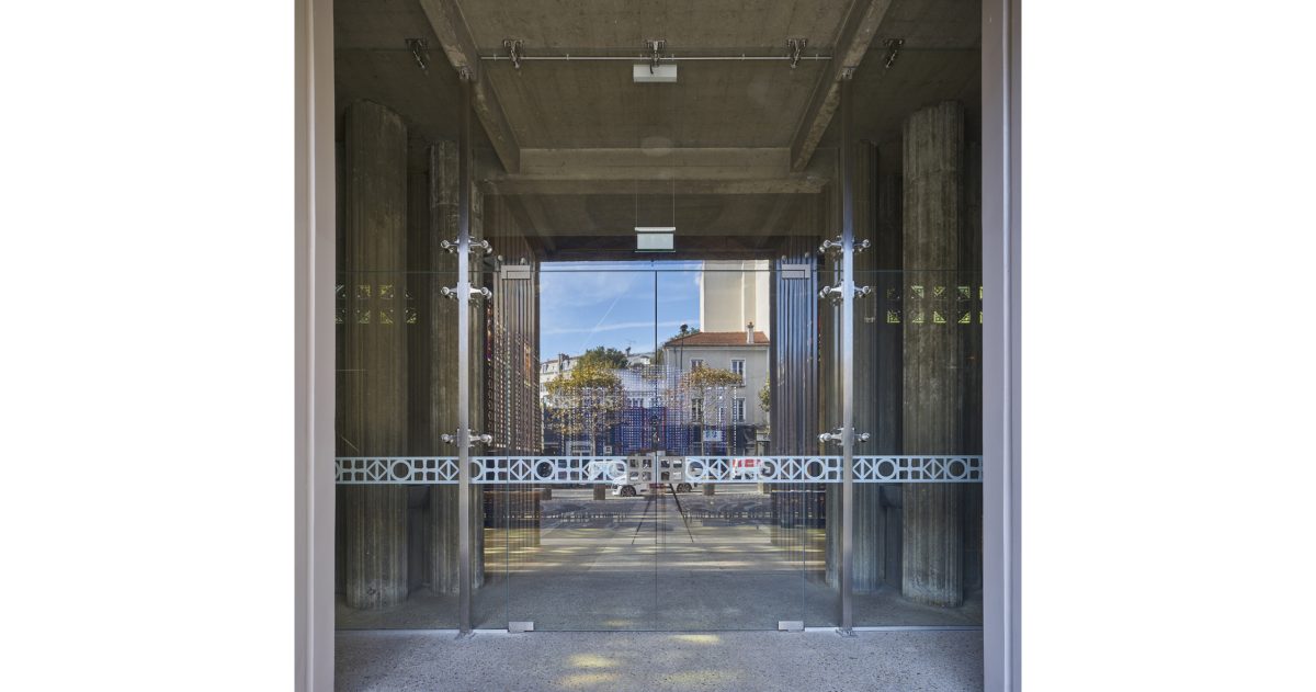 Création d’un sas vitré translucide permettant une vision privilégiée permanente depuis la rue principale sur les volumes et les vitraux de ce lieu d’exception sans que les fidèles ou les touristes ne soient affectés par les intempéries et les bruits émanant de la rue.