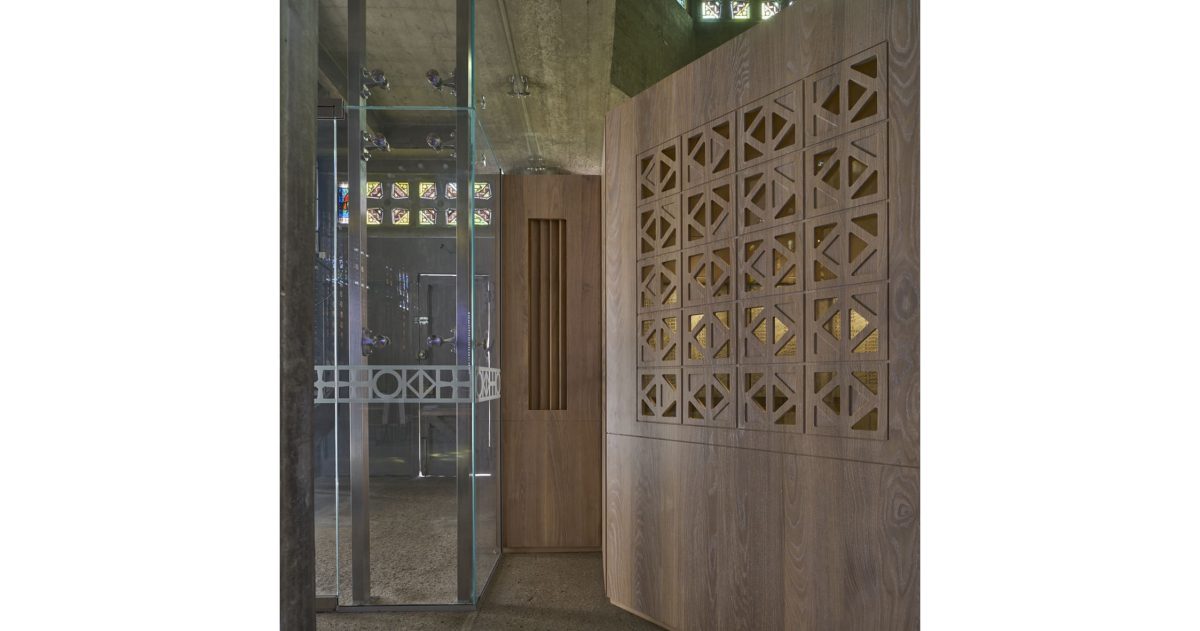 Création d’un sas vitré translucide permettant une vision privilégiée permanente depuis la rue principale sur les volumes et les vitraux de ce lieu d’exception sans que les fidèles ou les touristes ne soient affectés par les intempéries et les bruits émanant de la rue.