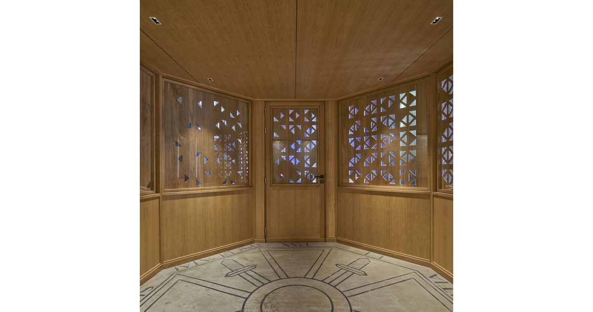 Création d’un sas vitré translucide permettant une vision privilégiée permanente depuis la rue principale sur les volumes et les vitraux de ce lieu d’exception sans que les fidèles ou les touristes ne soient affectés par les intempéries et les bruits émanant de la rue.