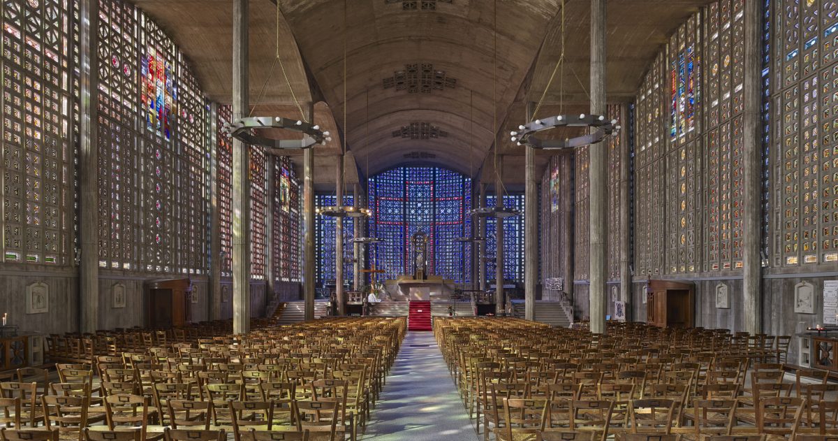 Création d’un sas vitré translucide permettant une vision privilégiée permanente depuis la rue principale sur les volumes et les vitraux de ce lieu d’exception sans que les fidèles ou les touristes ne soient affectés par les intempéries et les bruits émanant de la rue.