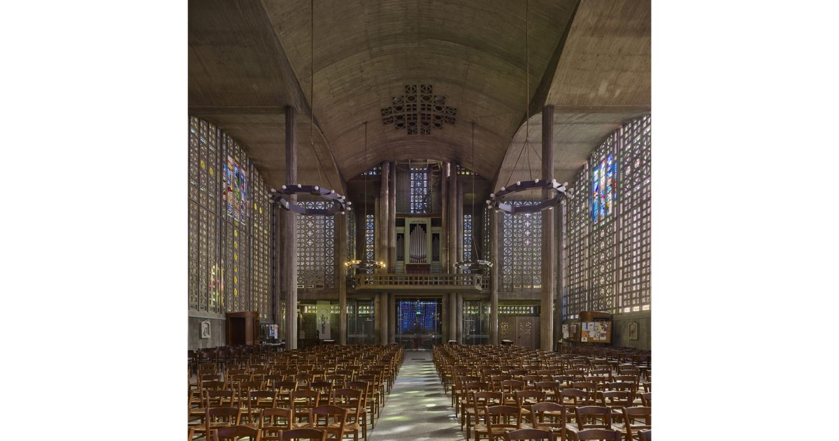 Création d’un sas vitré translucide permettant une vision privilégiée permanente depuis la rue principale sur les volumes et les vitraux de ce lieu d’exception sans que les fidèles ou les touristes ne soient affectés par les intempéries et les bruits émanant de la rue.