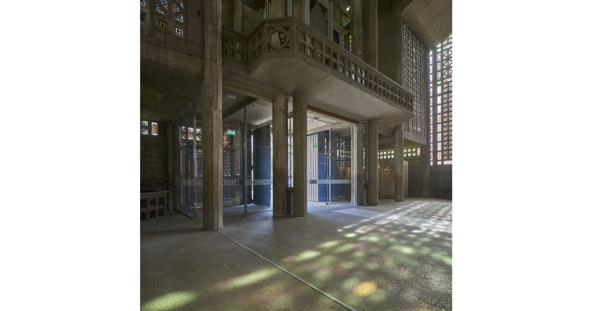 Création d’un sas vitré translucide permettant une vision privilégiée permanente depuis la rue principale sur les volumes et les vitraux de ce lieu d’exception sans que les fidèles ou les touristes ne soient affectés par les intempéries et les bruits émanant de la rue.