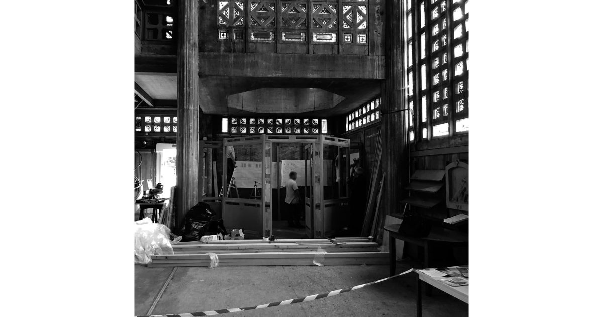 Création d’un sas vitré translucide permettant une vision privilégiée permanente depuis la rue principale sur les volumes et les vitraux de ce lieu d’exception sans que les fidèles ou les touristes ne soient affectés par les intempéries et les bruits émanant de la rue.