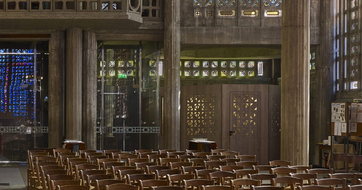 Création d’un sas vitré translucide permettant une vision privilégiée permanente depuis la rue principale sur les volumes et les vitraux de ce lieu d’exception sans que les fidèles ou les touristes ne soient affectés par les intempéries et les bruits émanant de la rue.