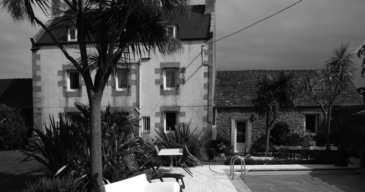 Réhabilitation et rénovation d'un ensemble de cinq corps de bâtiments. Pour pallier la particularité des maisons bretonnes sombres car pourvues de petites ouvertures, la création d'une baie se révélait nécessaire afin d'accroître la luminosité des pièces à vivre. La redistribution des pièces et la mise à niveau des sols au rez-de-chaussée ont permis une optimisation de la superficie en améliorant également la circulation entre les espaces de vie.