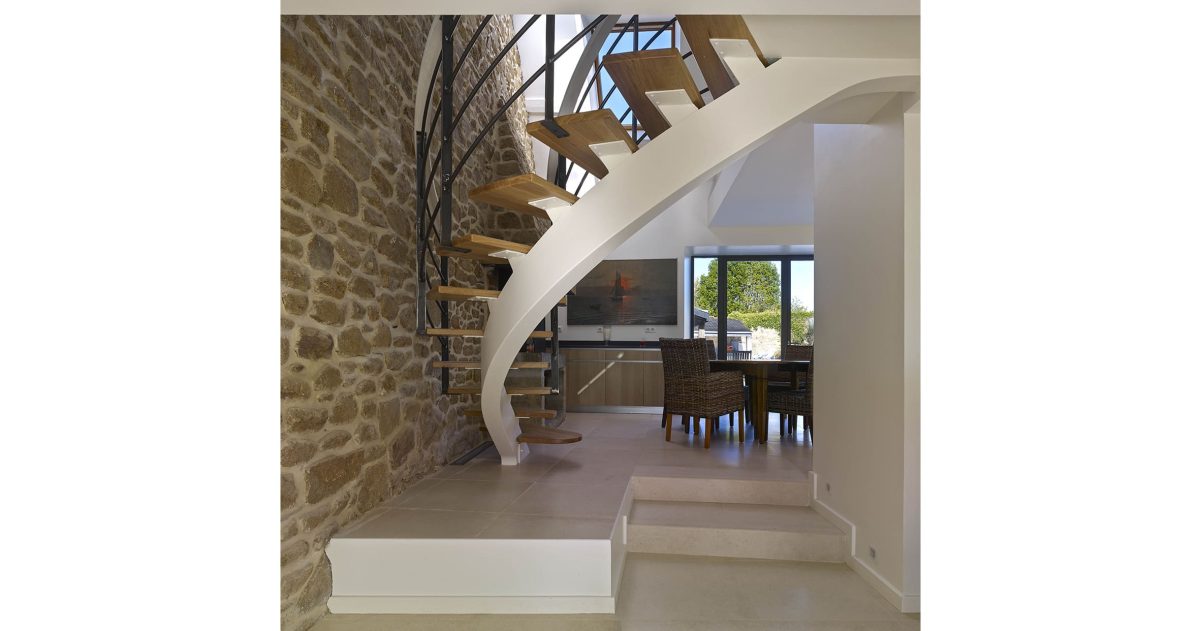 Réhabilitation et rénovation d'un ensemble de cinq corps de bâtiments. Pour pallier la particularité des maisons bretonnes sombres car pourvues de petites ouvertures, la création d'une baie se révélait nécessaire afin d'accroître la luminosité des pièces à vivre. La redistribution des pièces et la mise à niveau des sols au rez-de-chaussée ont permis une optimisation de la superficie en améliorant également la circulation entre les espaces de vie.