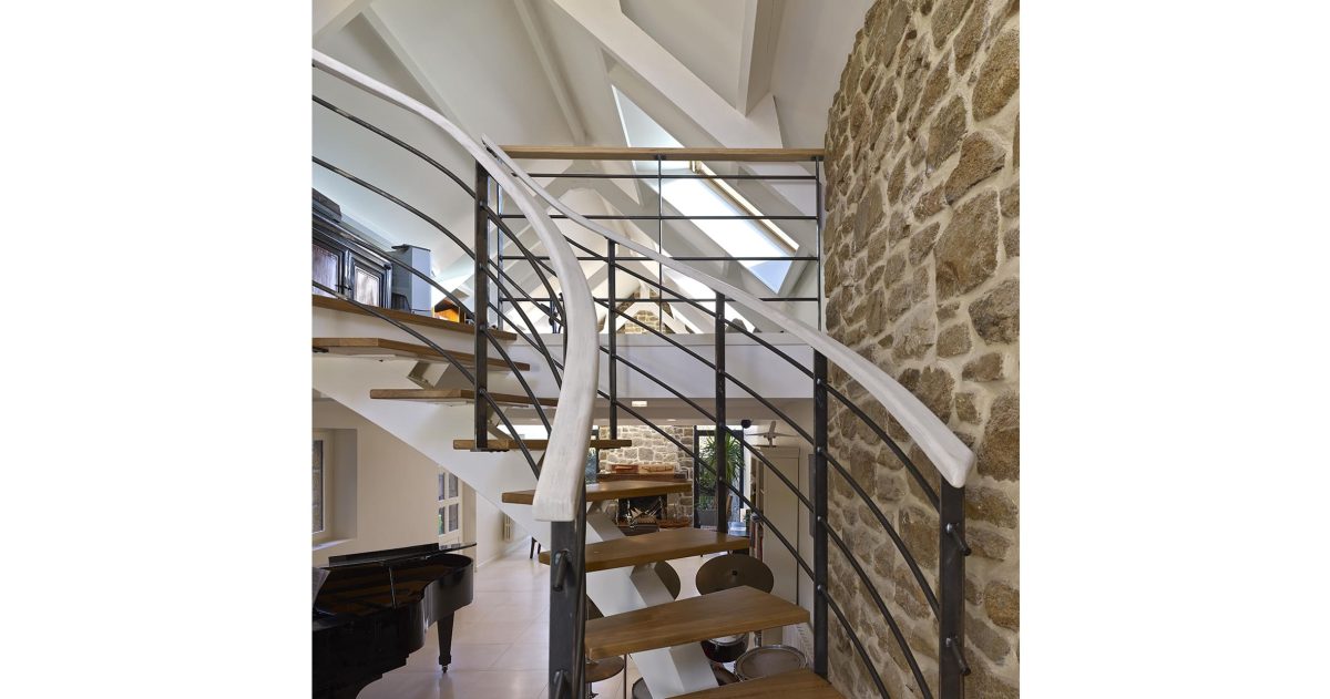 Réhabilitation et rénovation d'un ensemble de cinq corps de bâtiments. Pour pallier la particularité des maisons bretonnes sombres car pourvues de petites ouvertures, la création d'une baie se révélait nécessaire afin d'accroître la luminosité des pièces à vivre. La redistribution des pièces et la mise à niveau des sols au rez-de-chaussée ont permis une optimisation de la superficie en améliorant également la circulation entre les espaces de vie.