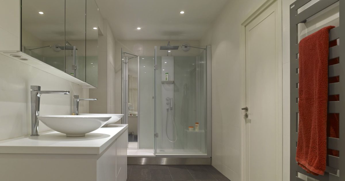 Réhabilitation et rénovation d'un ensemble de cinq corps de bâtiments. Pour pallier la particularité des maisons bretonnes sombres car pourvues de petites ouvertures, la création d'une baie se révélait nécessaire afin d'accroître la luminosité des pièces à vivre. La redistribution des pièces et la mise à niveau des sols au rez-de-chaussée ont permis une optimisation de la superficie en améliorant également la circulation entre les espaces de vie.