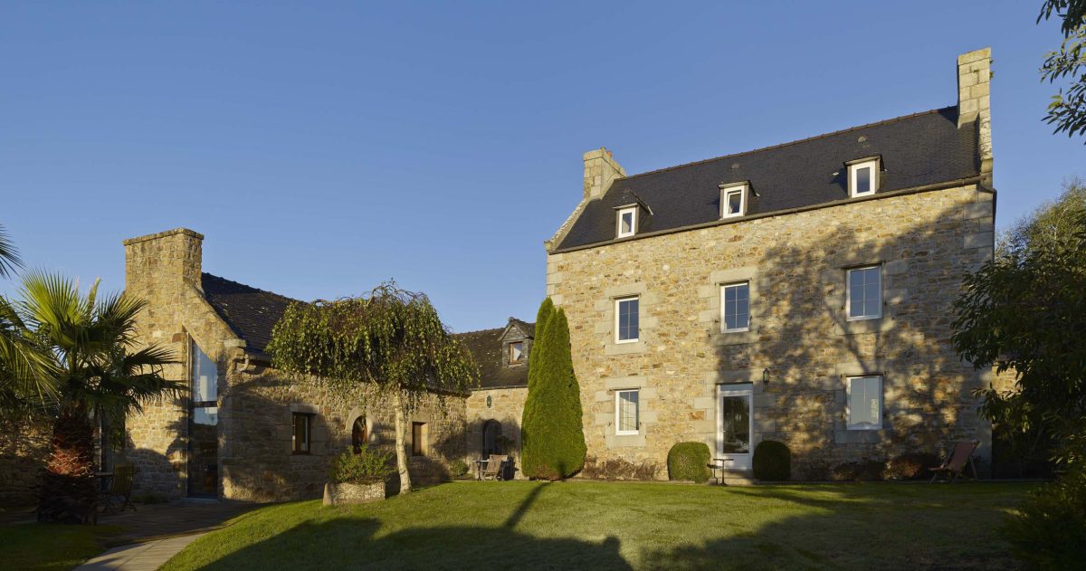 Réhabilitation et rénovation d'un ensemble de cinq corps de bâtiments. Pour pallier la particularité des maisons bretonnes sombres car pourvues de petites ouvertures, la création d'une baie se révélait nécessaire afin d'accroître la luminosité des pièces à vivre. La redistribution des pièces et la mise à niveau des sols au rez-de-chaussée ont permis une optimisation de la superficie en améliorant également la circulation entre les espaces de vie.