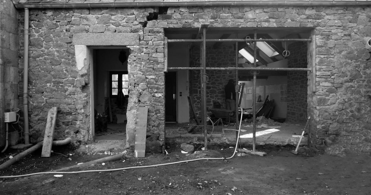 Réhabilitation et rénovation d'un ensemble de cinq corps de bâtiments. Pour pallier la particularité des maisons bretonnes sombres car pourvues de petites ouvertures, la création d'une baie se révélait nécessaire afin d'accroître la luminosité des pièces à vivre. La redistribution des pièces et la mise à niveau des sols au rez-de-chaussée ont permis une optimisation de la superficie en améliorant également la circulation entre les espaces de vie.