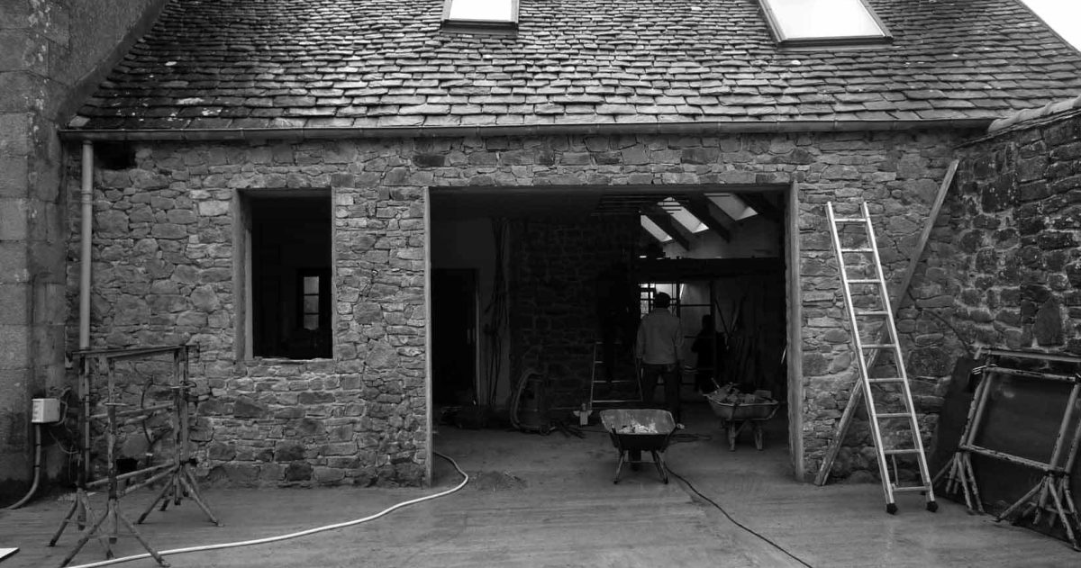 Réhabilitation et rénovation d'un ensemble de cinq corps de bâtiments. Pour pallier la particularité des maisons bretonnes sombres car pourvues de petites ouvertures, la création d'une baie se révélait nécessaire afin d'accroître la luminosité des pièces à vivre. La redistribution des pièces et la mise à niveau des sols au rez-de-chaussée ont permis une optimisation de la superficie en améliorant également la circulation entre les espaces de vie.